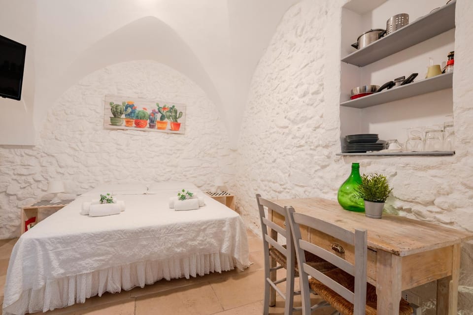 Bed, Dining area