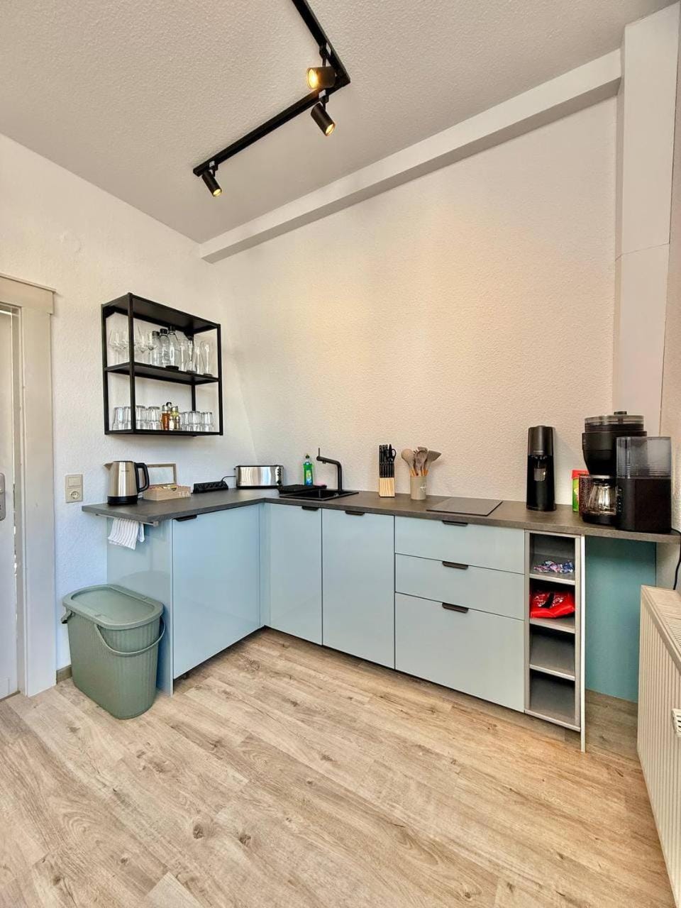 Coffee/tea facilities, Kitchen or kitchenette, stove