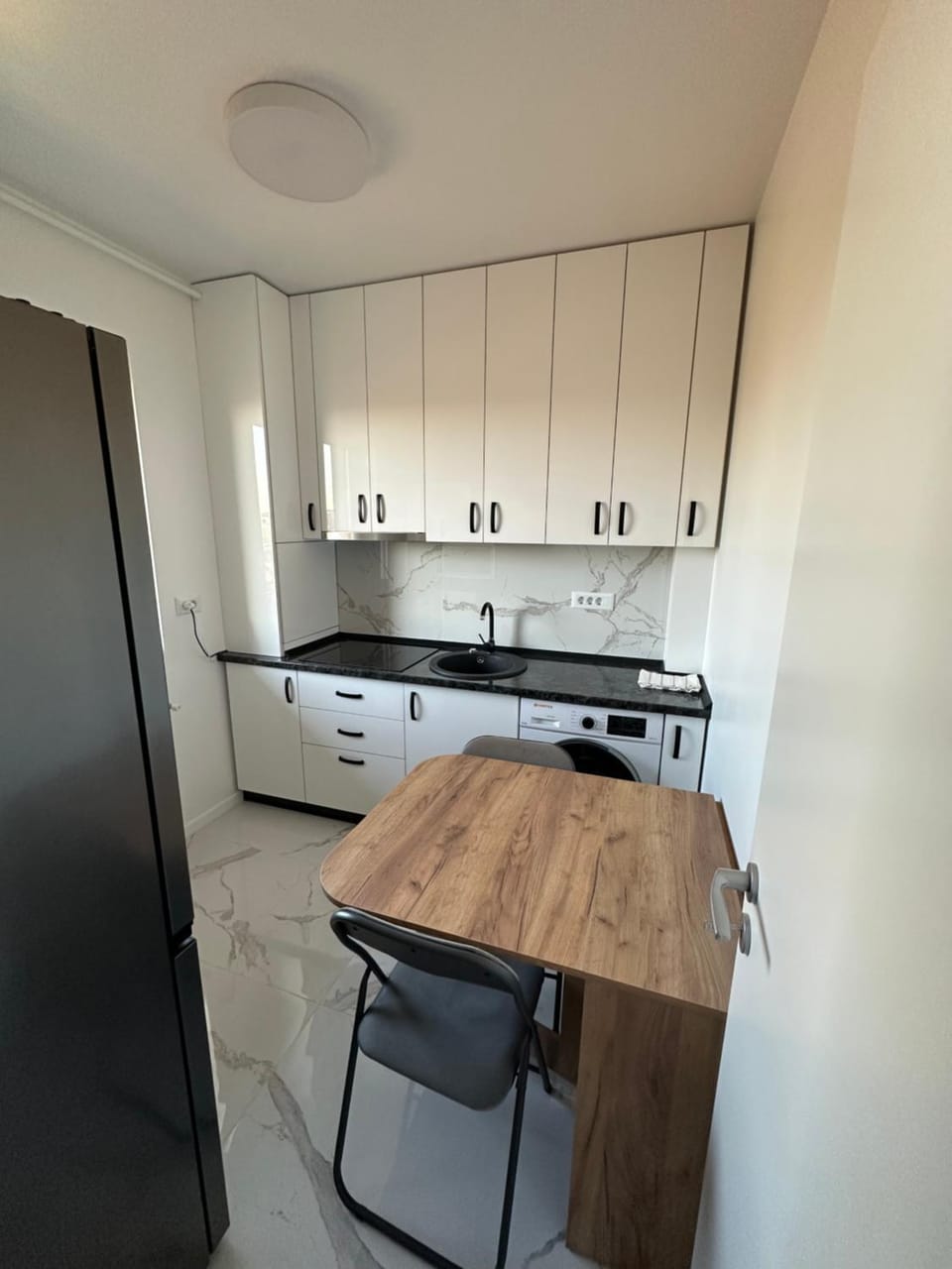 Kitchen or kitchenette, Dining area