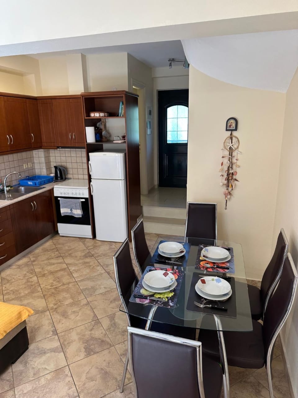 Kitchen or kitchenette, Dining area