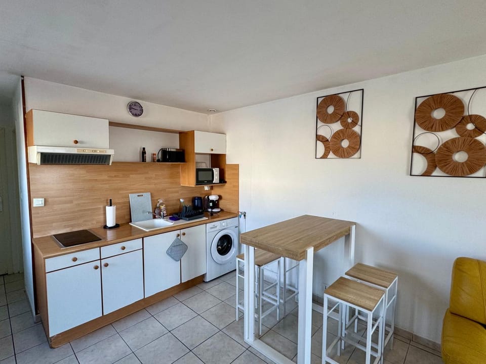 Kitchen or kitchenette, Dining area, stove, washing machine