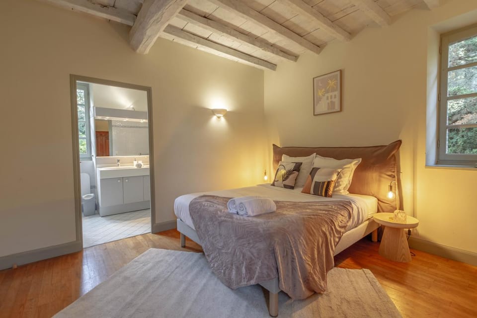 Bed, Photo of the whole room, Bedroom, towels