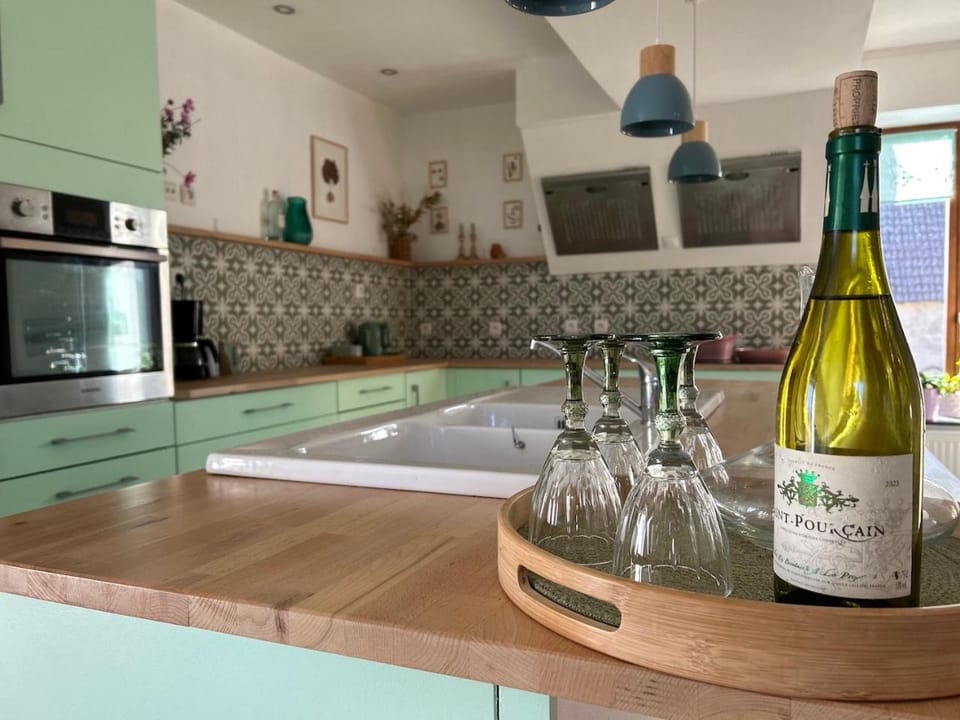 Kitchen or kitchenette, Food and drinks, Alcoholic drinks