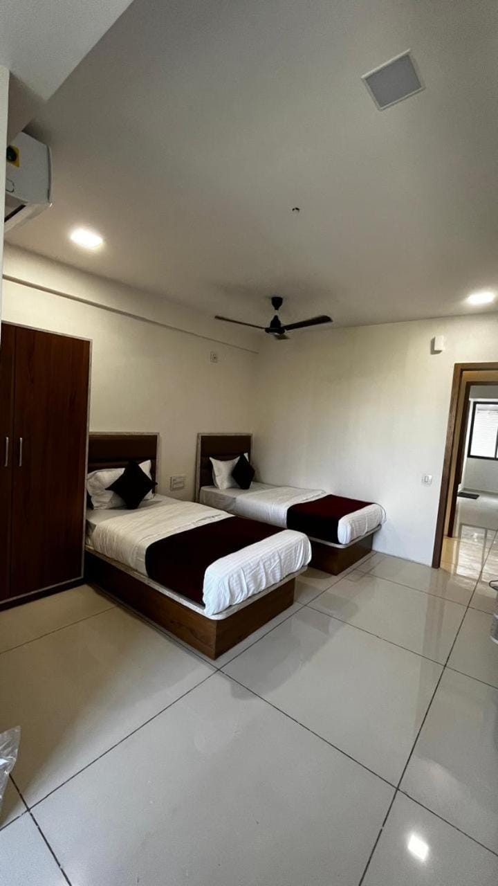 Bed, Bedroom, towels, air conditioner