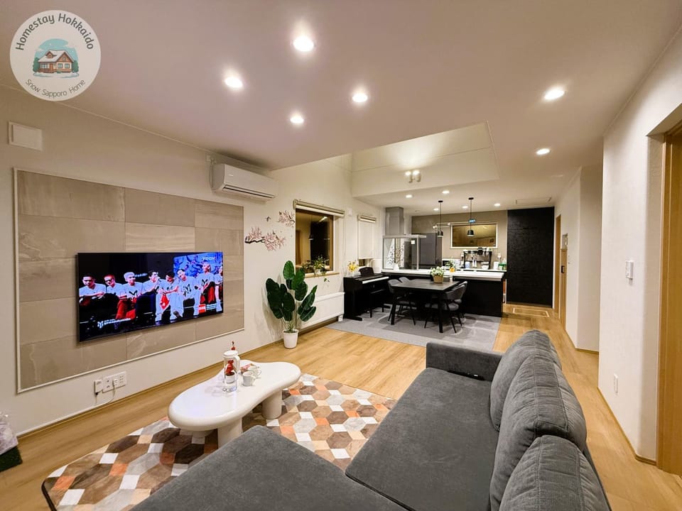 Communal lounge/ TV room, TV and multimedia, Living room, Seating area, Dining area, air conditioner