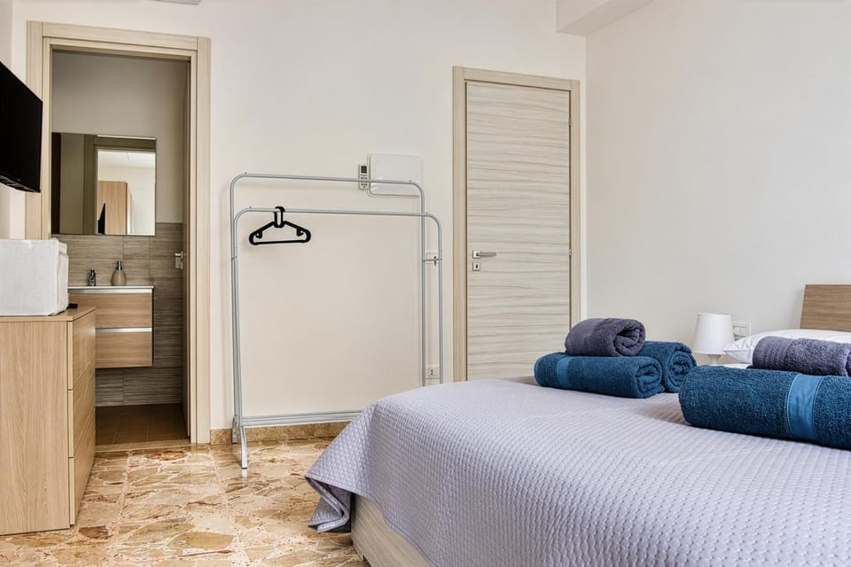Bed, TV and multimedia, Photo of the whole room, Bedroom, towels, wardrobe