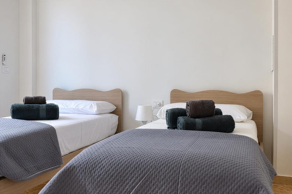 Bed, Photo of the whole room, Bedroom, towels