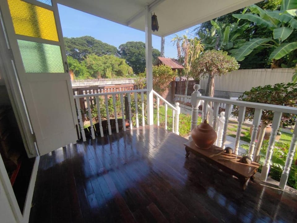 Baan Chay Klong, Canal side Classic Home 2BRs House in Bangkok