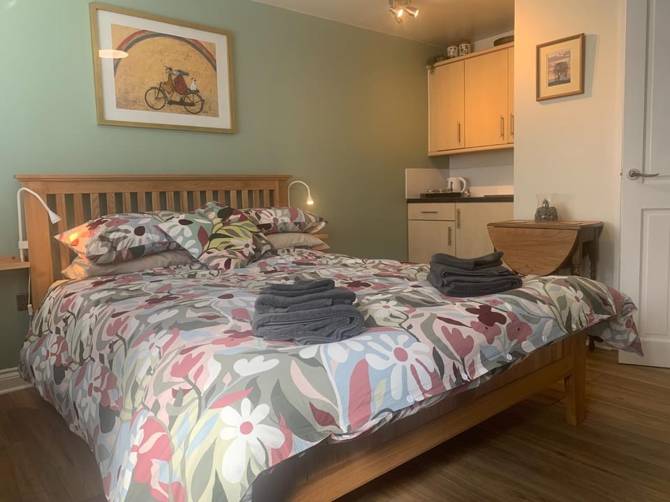 Bed, Bedroom, Area and facilities