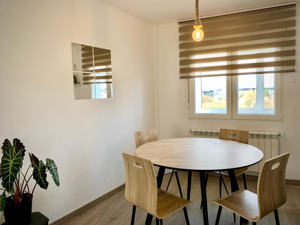 Seating area, Dining area, internet