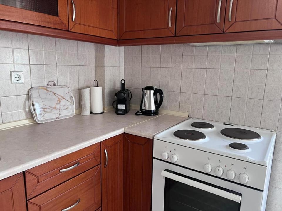 Coffee/tea facilities, Kitchen or kitchenette, stove