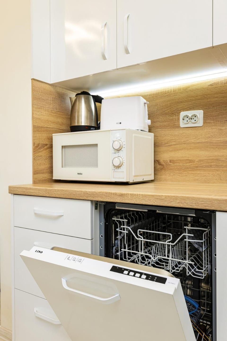 Coffee/tea facilities, Kitchen or kitchenette, dishwasher, microwave, stove, toaster