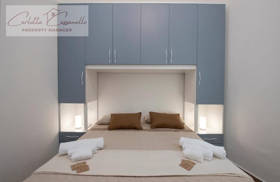 Bedroom, towels