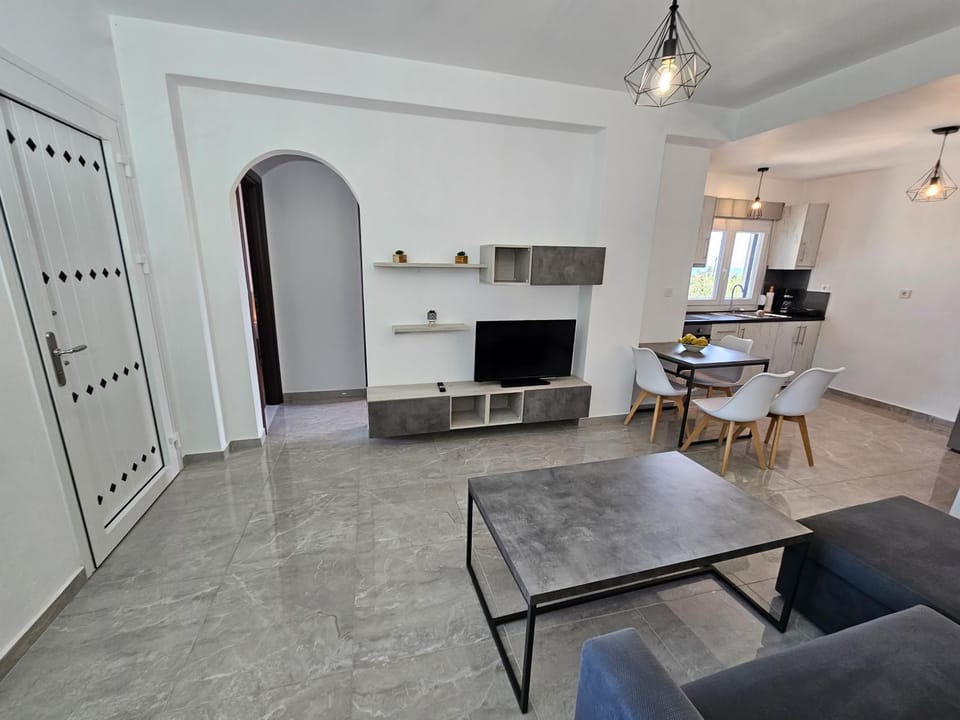 TV and multimedia, Kitchen or kitchenette, Living room, Seating area, Dining area