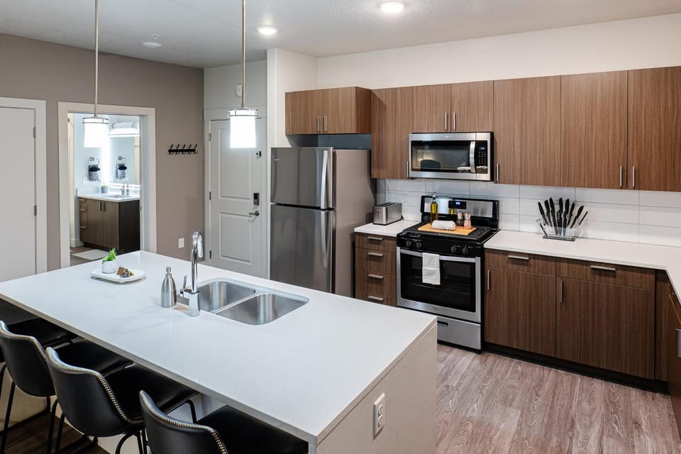 Coffee/tea facilities, Kitchen or kitchenette, Dining area, stove, toaster