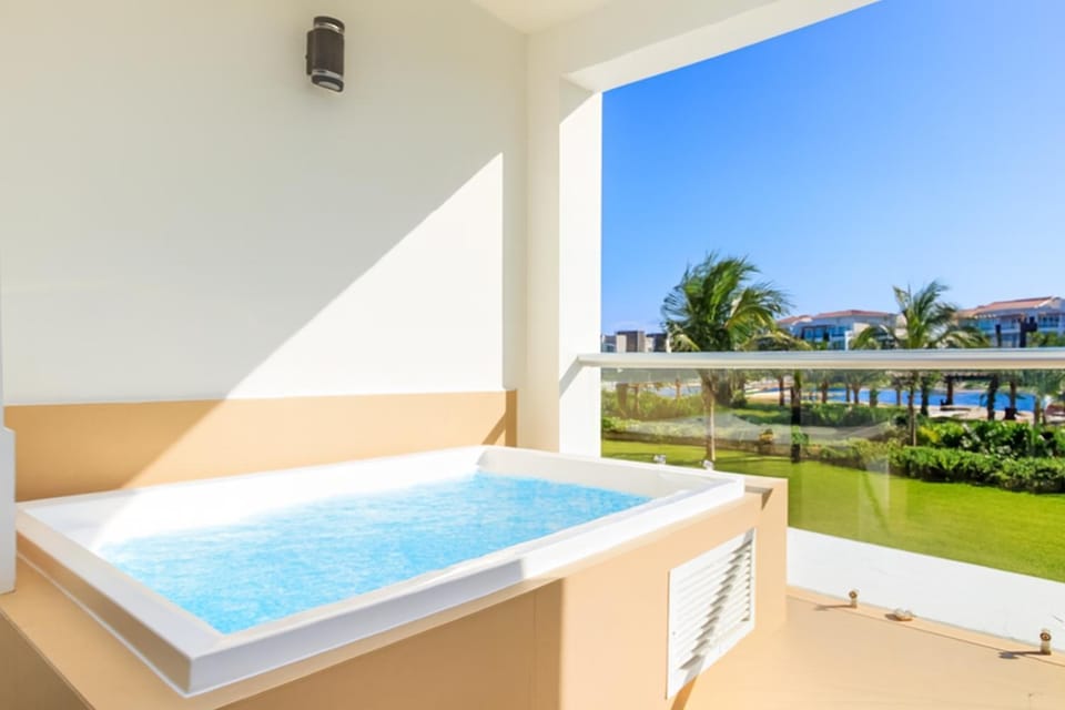 Day, Hot Tub, Pool view