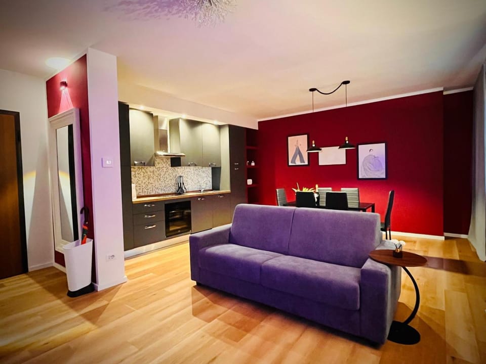 Kitchen or kitchenette, Seating area