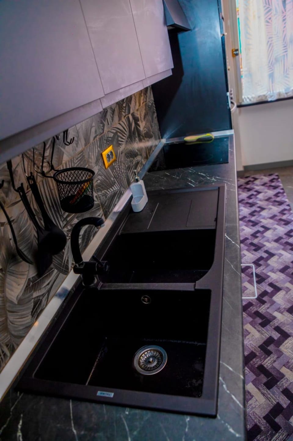 Kitchen or kitchenette, dishwasher, heating, microwave, oven, washing machine