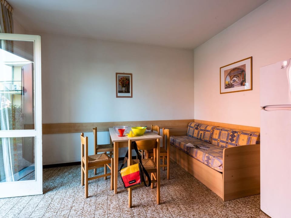 Communal lounge/ TV room, Seating area, Dining area