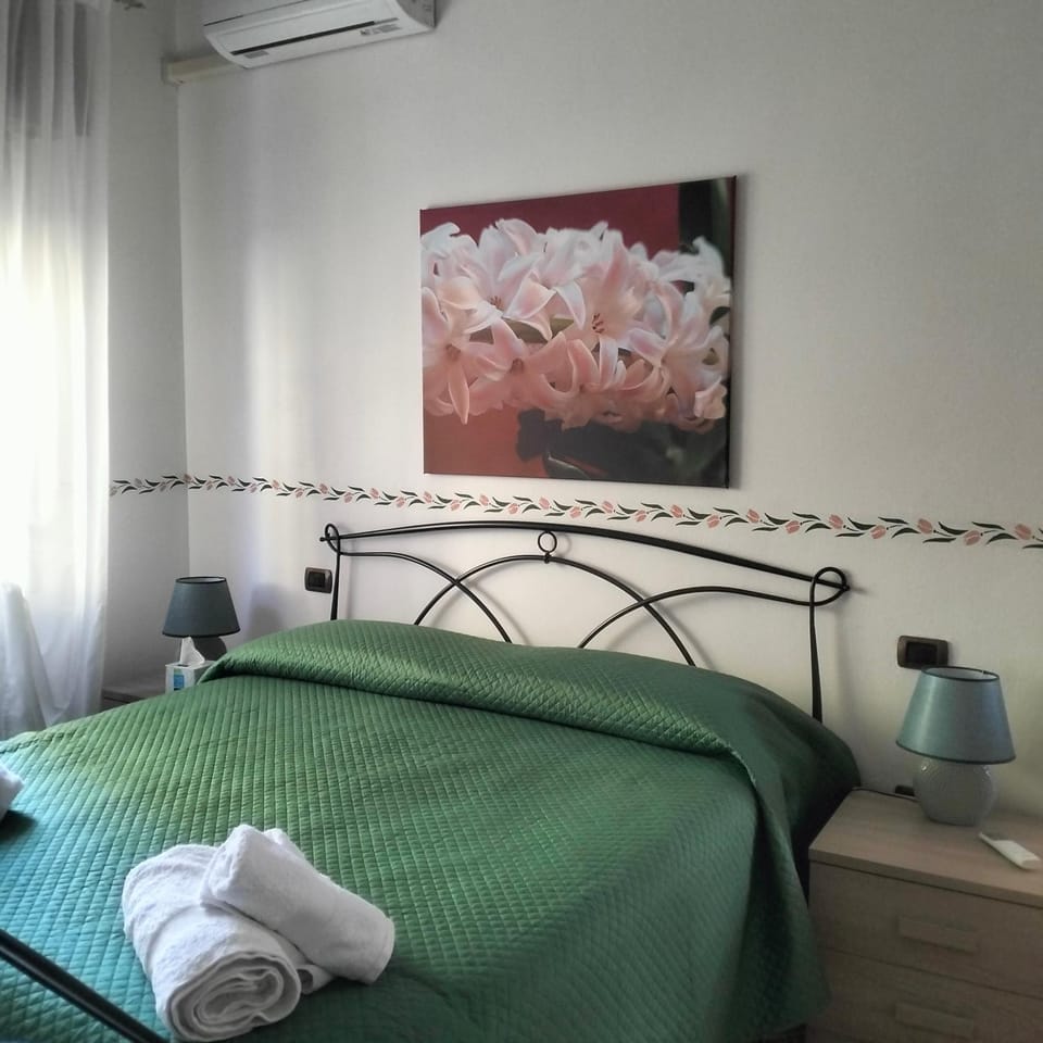 Bed, Photo of the whole room, air conditioner