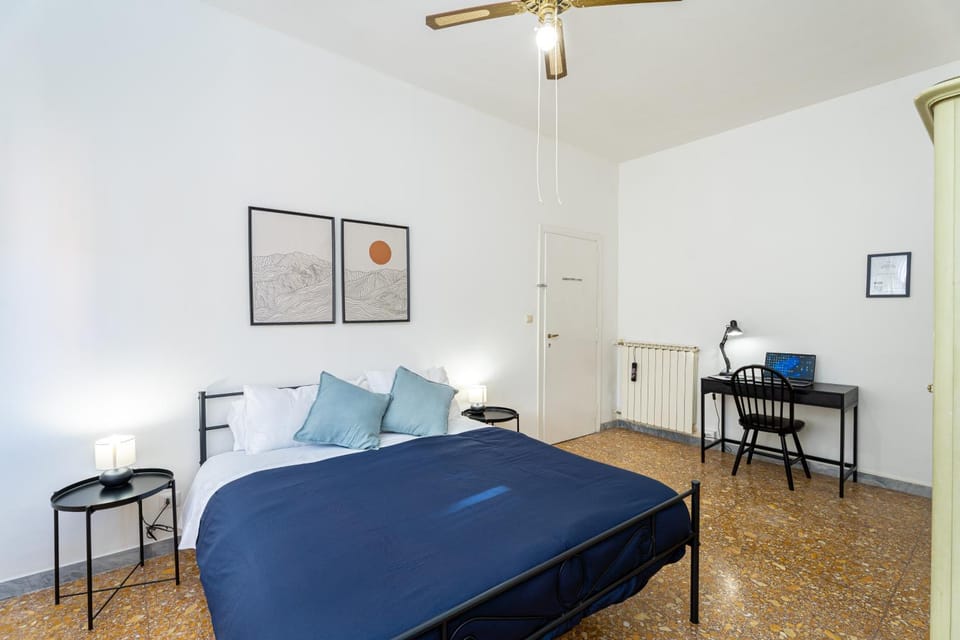 Bed, Seating area, Bedroom