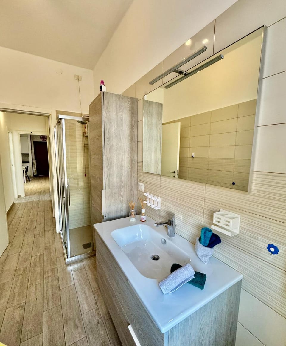 Shower, Bathroom, towels