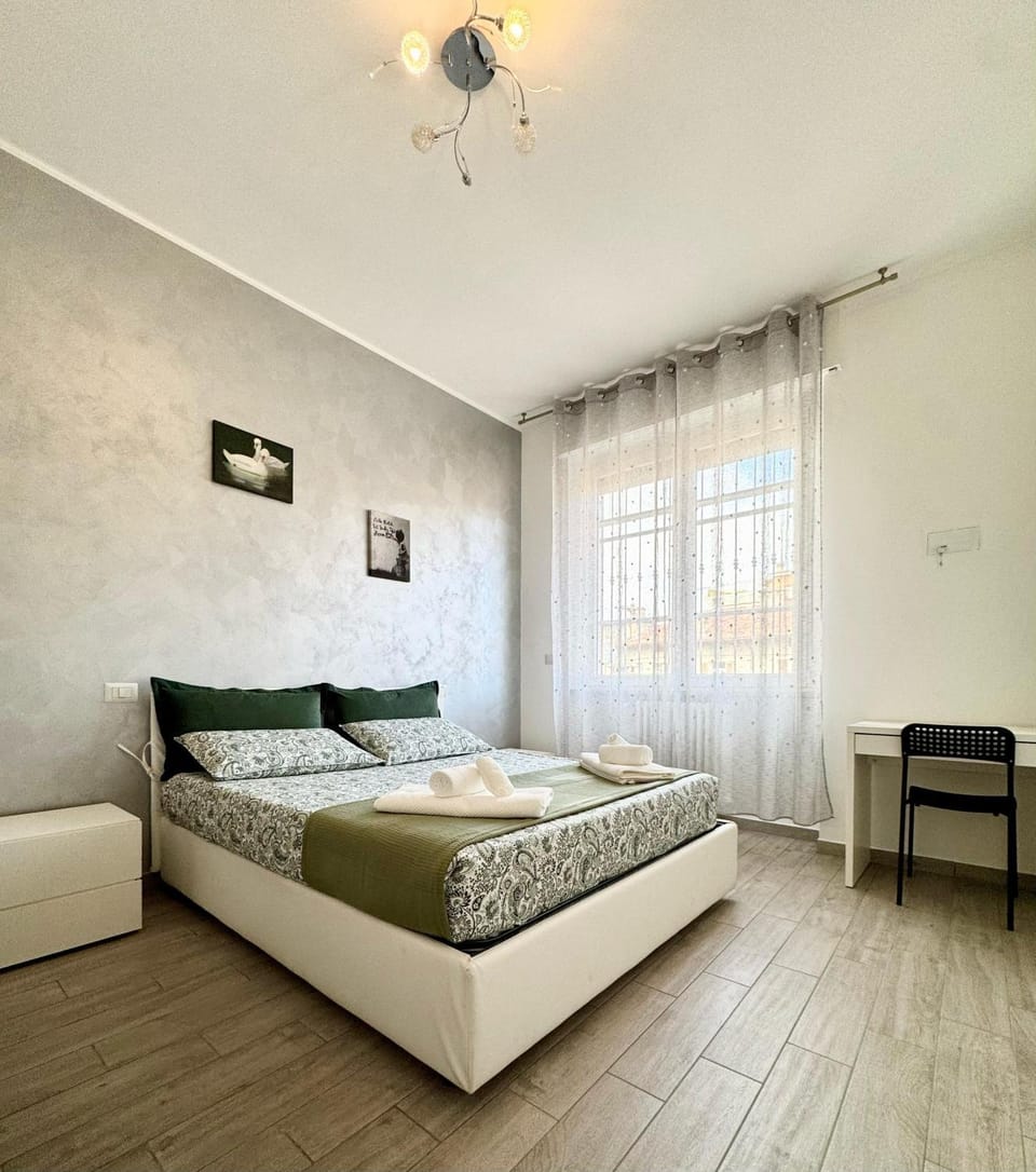 Bed, Photo of the whole room, Bedroom, towels
