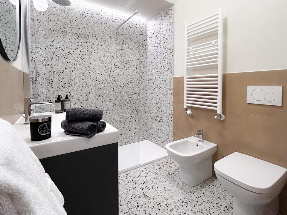 Shower, Toilet, Bathroom, bidet, towels