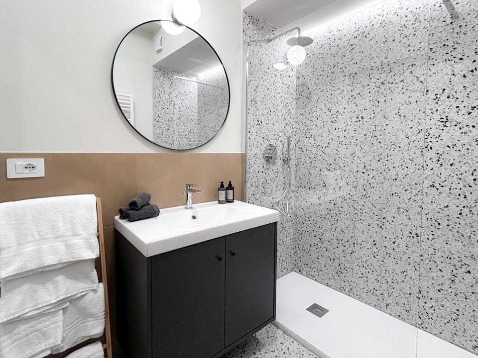 Shower, Bathroom, towels