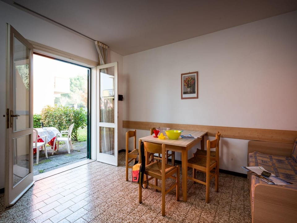 Seating area, Dining area