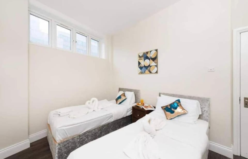 Photo of the whole room, Bedroom, towels