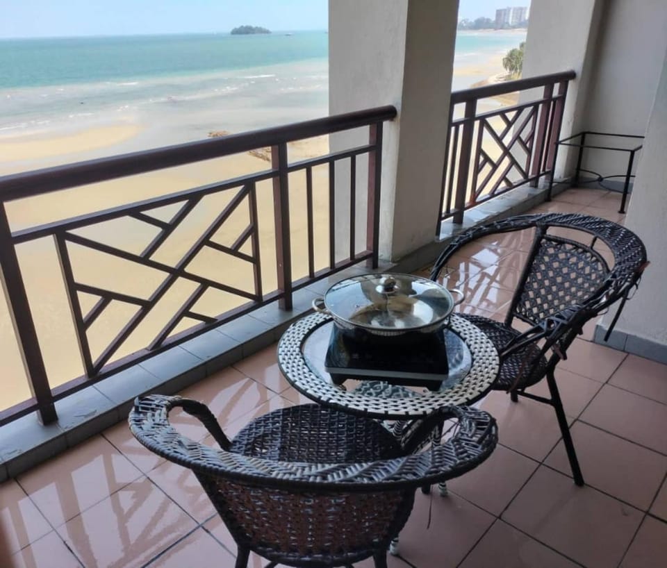 Natural landscape, View (from property/room), Balcony/Terrace, Seating area, Beach, Sea view