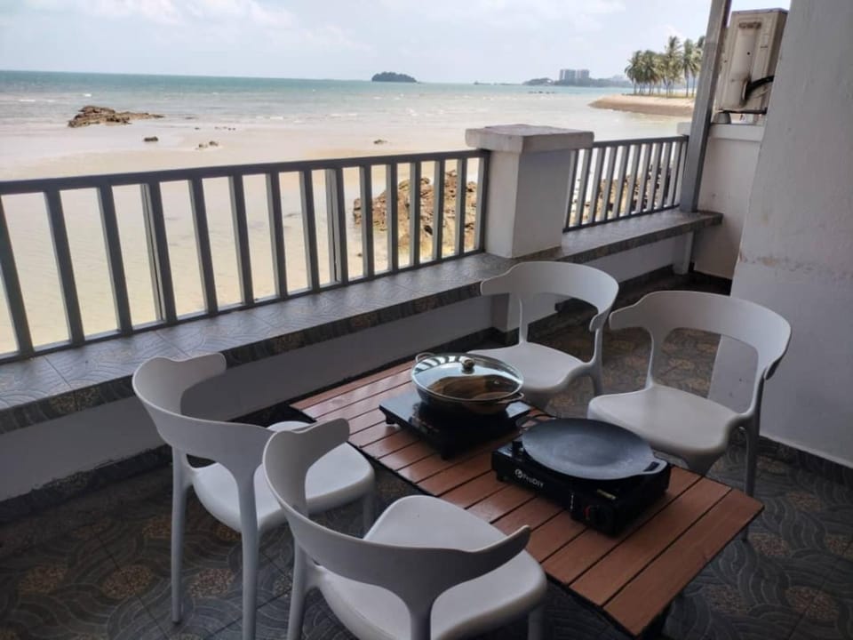 Patio, Day, Natural landscape, View (from property/room), Balcony/Terrace, Living room, Seating area, Dining area, Beach, Sea view