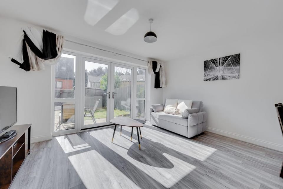 Communal lounge/ TV room, TV and multimedia, Living room, Seating area, Evening entertainment
