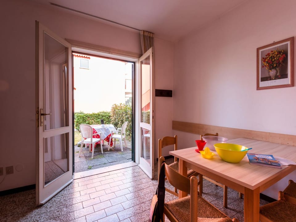 Living room, Seating area, Dining area, Garden view