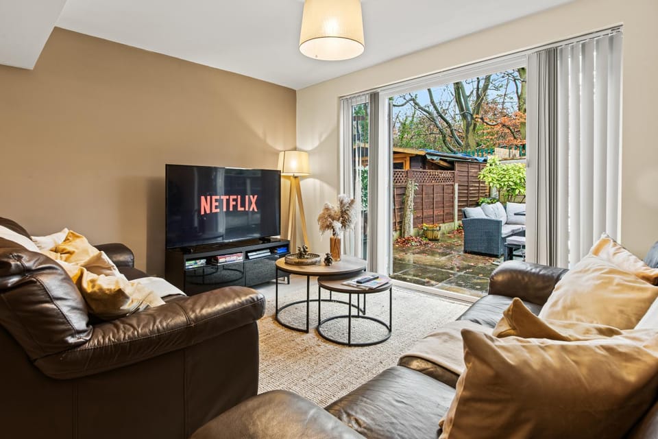 Property building, Communal lounge/ TV room, TV and multimedia, Living room, Entertainment, group of guests, group of guests