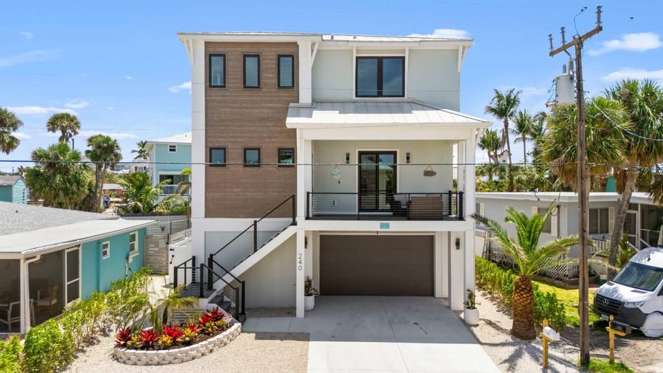 Villa Sorrento 2025 Luxury Build Steps to Beach & Town House in Estero Island
