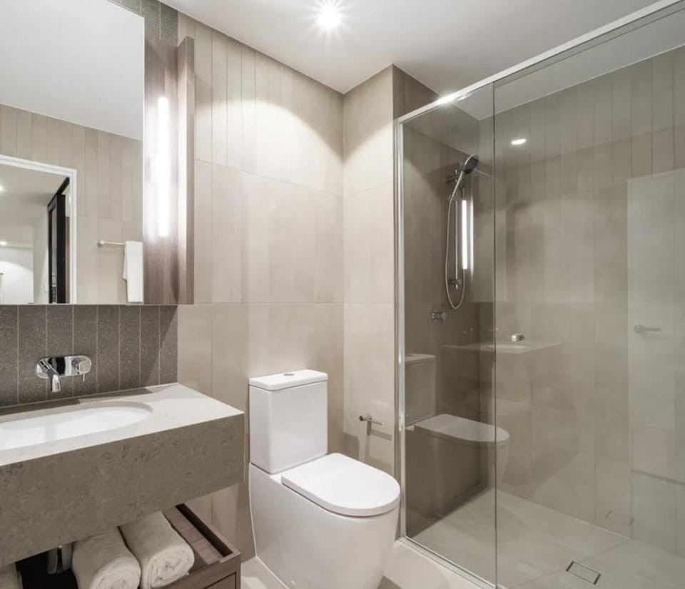 Shower, Toilet, Bathroom, towels