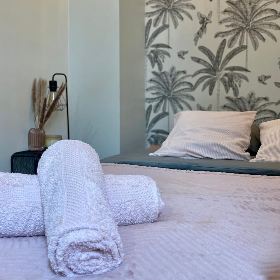 Bed, Bedroom, towels