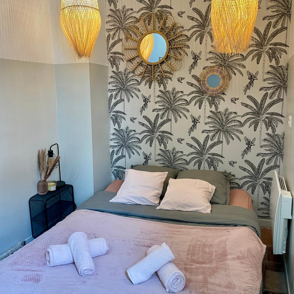 Bed, Photo of the whole room, Bedroom, towels