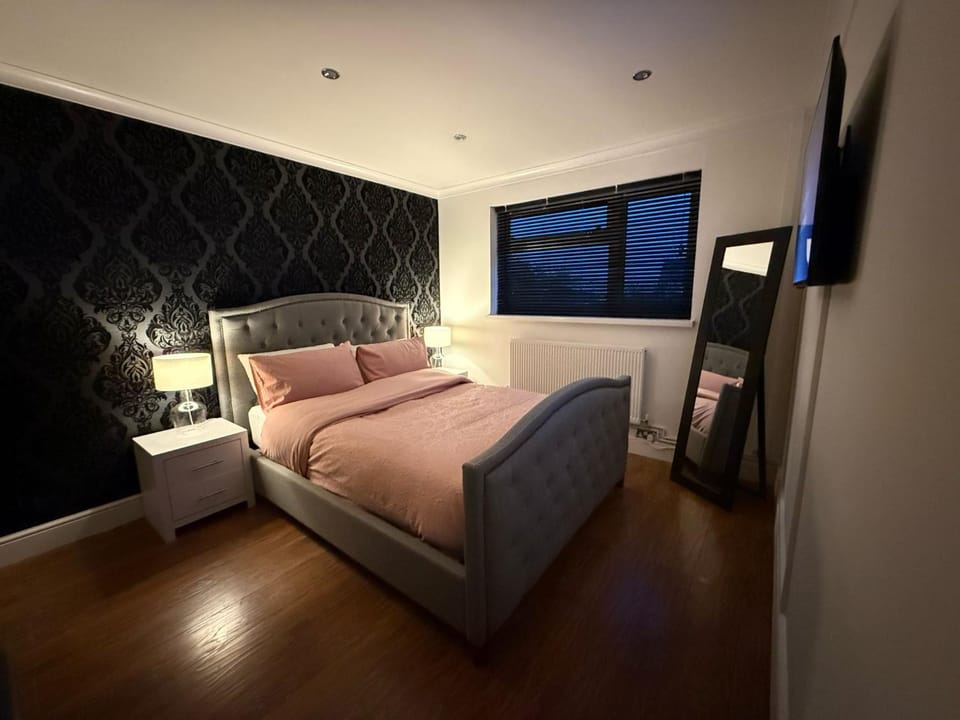 Bed, TV and multimedia, Photo of the whole room, Bedroom