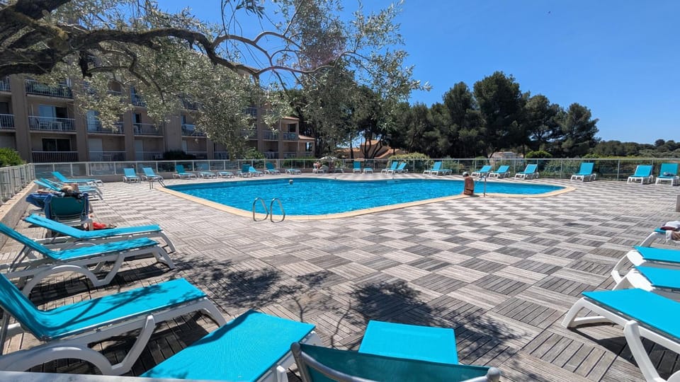 Property building, Day, Pool view, Swimming pool, sunbed