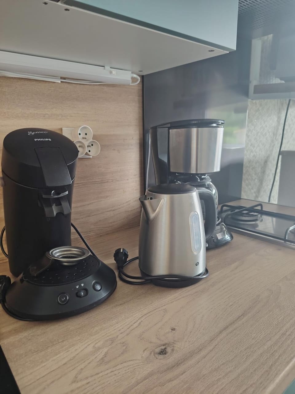 Coffee/tea facilities, Kitchen or kitchenette, stove, toaster
