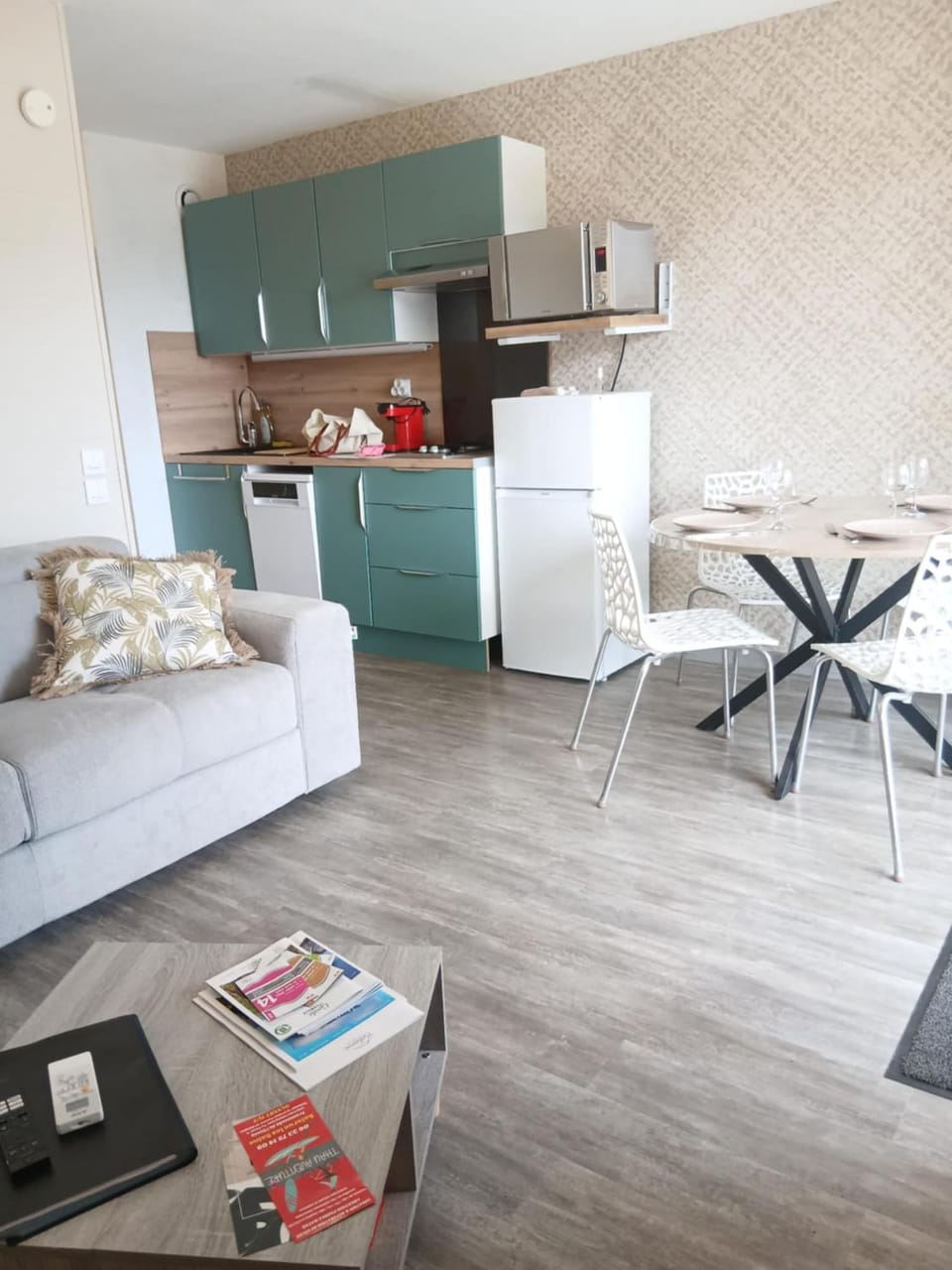 Kitchen or kitchenette, Living room, Seating area, Dining area, stove