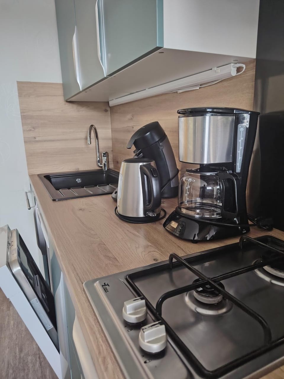 Coffee/tea facilities, Kitchen or kitchenette, stove, toaster