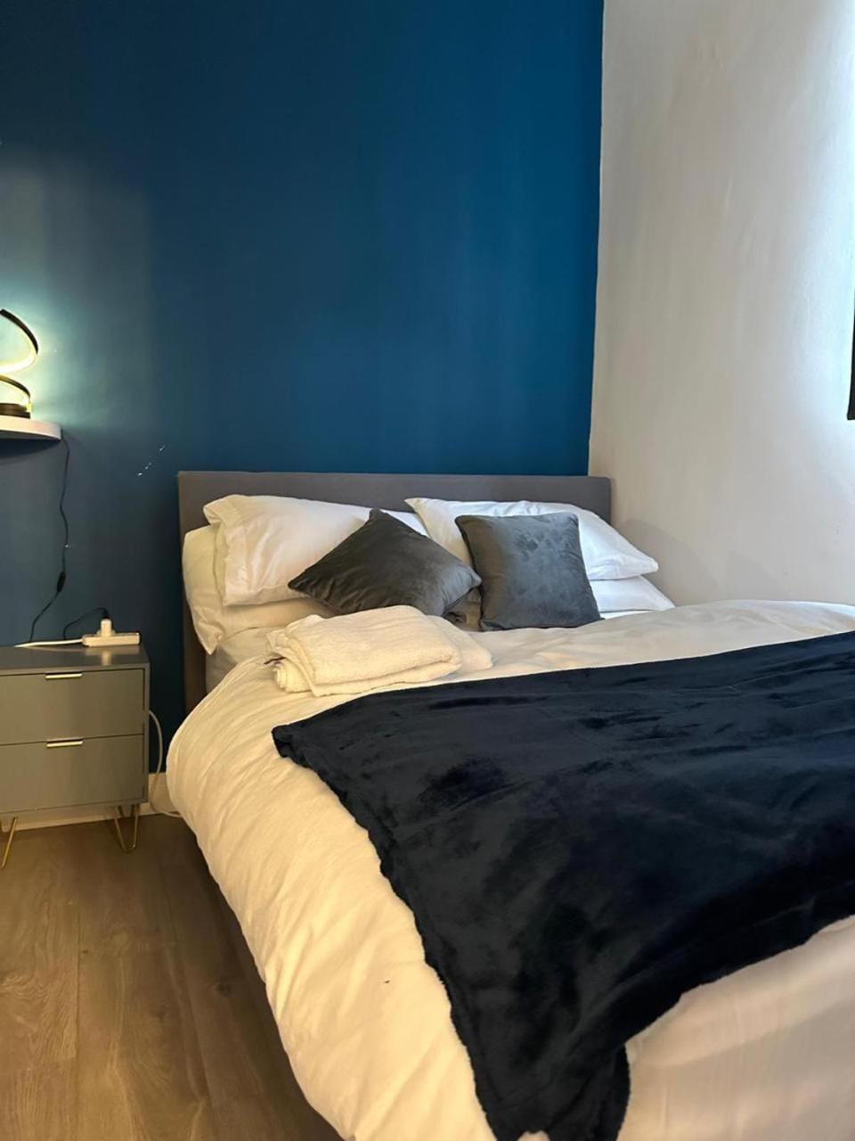 Heathrow Close Comfort Room Bed and Breakfast in Staines-upon-Thames