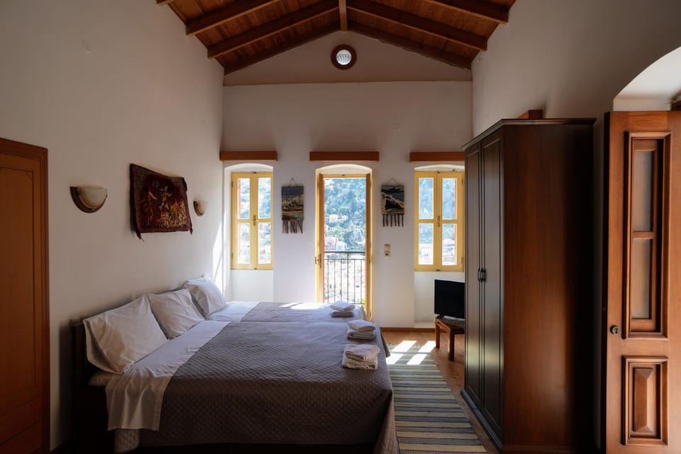 Property building, Bed, Bird's eye view, TV and multimedia, View (from property/room), View (from property/room), Living room, Photo of the whole room, Bedroom, City view, City view, Landmark view, Landmark view, Mountain view, Mountain view, Sea view, Sea view, Quiet street view, concierge, wardrobe