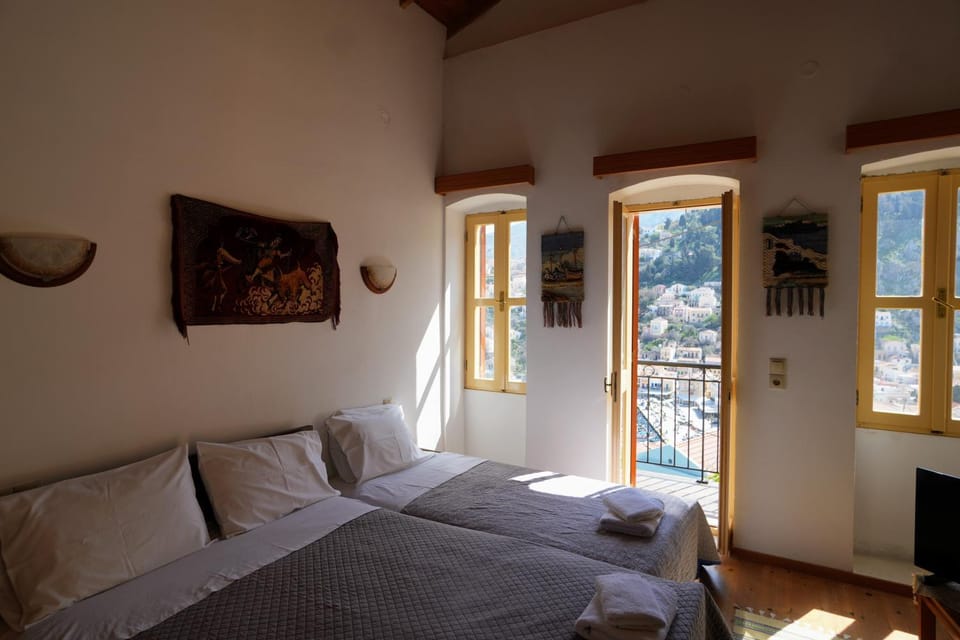 Bed, TV and multimedia, Photo of the whole room, Bedroom, towels