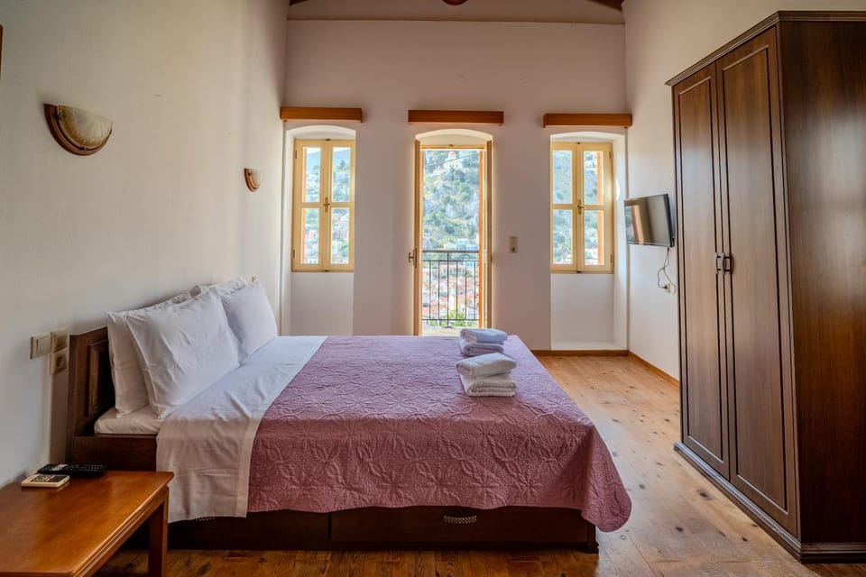 Bed, TV and multimedia, Photo of the whole room, Bedroom, towels, wardrobe