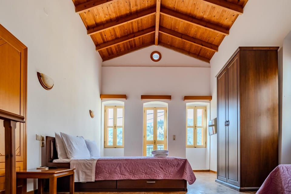Bed, Living room, Photo of the whole room, Seating area, wardrobe